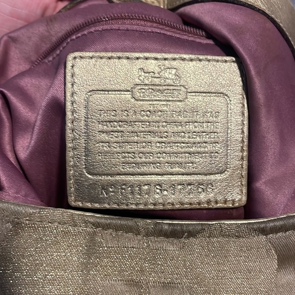 Coach - Boho Gold 3 pocket shoulder Bag. Dust bag not included - Picture 7 of 16